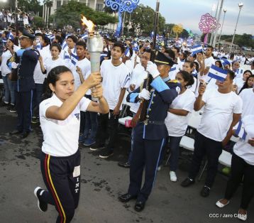Antorcha Centroamericana es recibida por Daniel y Rosario