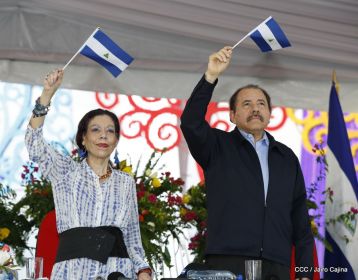 Antorcha Centroamericana es recibida por Daniel y Rosario