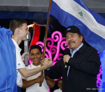 Antorcha Centroamericana es recibida por Daniel y Rosario