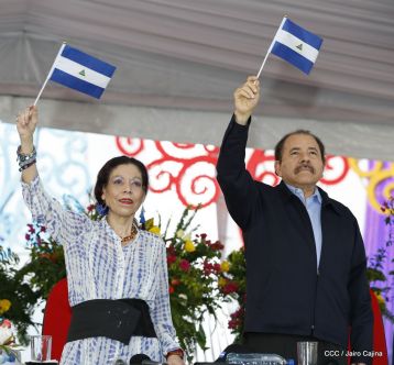 Antorcha Centroamericana es recibida por Daniel y Rosario