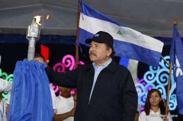 Antorcha Centroamericana es recibida por Daniel y Rosario