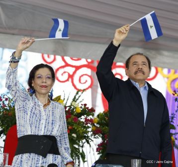 Antorcha Centroamericana es recibida por Daniel y Rosario