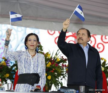 Antorcha Centroamericana es recibida por Daniel y Rosario