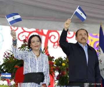 Antorcha Centroamericana es recibida por Daniel y Rosario