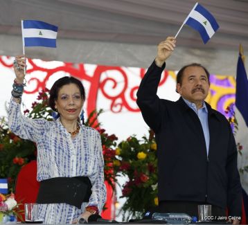 Antorcha Centroamericana es recibida por Daniel y Rosario