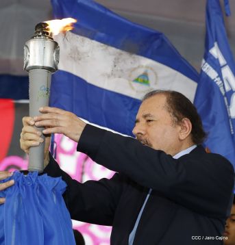 Antorcha Centroamericana es recibida por Daniel y Rosario