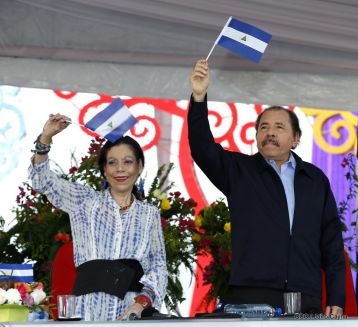 Antorcha Centroamericana es recibida por Daniel y Rosario