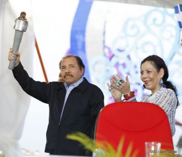 Antorcha Centroamericana es recibida por Daniel y Rosario