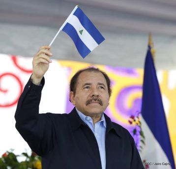 Antorcha Centroamericana es recibida por Daniel y Rosario