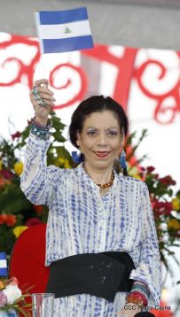 Antorcha Centroamericana es recibida por Daniel y Rosario