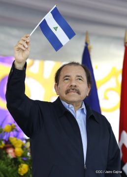 Antorcha Centroamericana es recibida por Daniel y Rosario