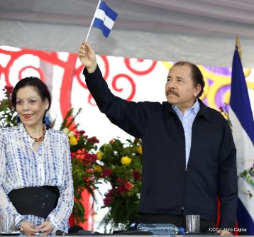 Antorcha Centroamericana es recibida por Daniel y Rosario