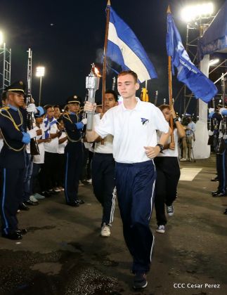 Antorcha Centroamericana es recibida por Daniel y Rosario