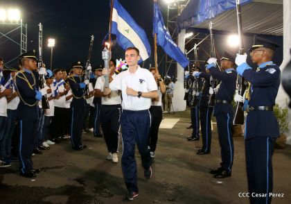 Antorcha Centroamericana es recibida por Daniel y Rosario