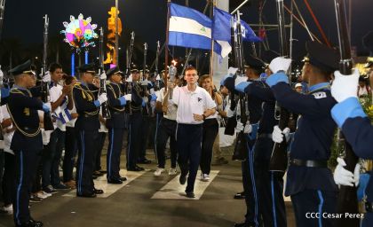 Antorcha Centroamericana es recibida por Daniel y Rosario