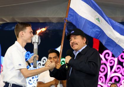 Antorcha Centroamericana es recibida por Daniel y Rosario
