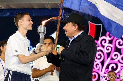 Antorcha Centroamericana es recibida por Daniel y Rosario