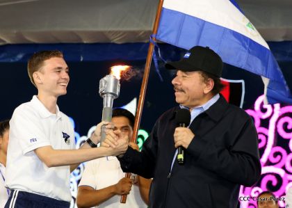 Antorcha Centroamericana es recibida por Daniel y Rosario