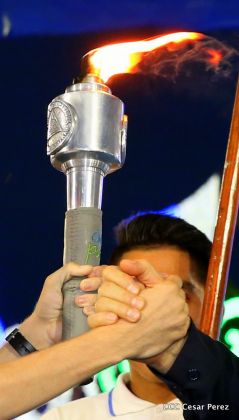 Antorcha Centroamericana es recibida por Daniel y Rosario