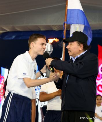 Antorcha Centroamericana es recibida por Daniel y Rosario