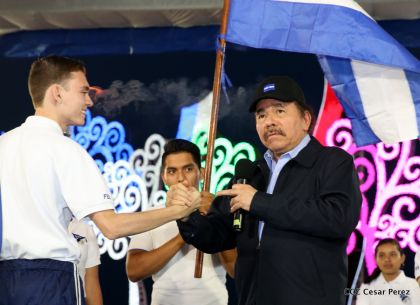 Antorcha Centroamericana es recibida por Daniel y Rosario