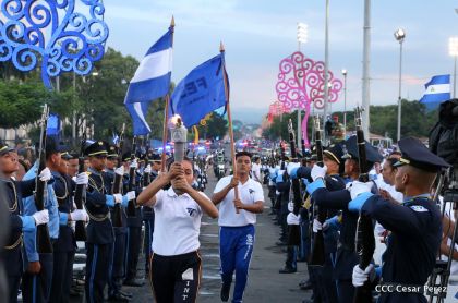 Antorcha Centroamericana es recibida por Daniel y Rosario