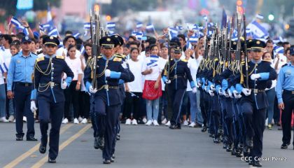 Antorcha Centroamericana es recibida por Daniel y Rosario