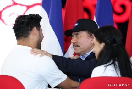 Antorcha Centroamericana es recibida por Daniel y Rosario