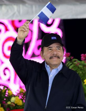 Antorcha Centroamericana es recibida por Daniel y Rosario