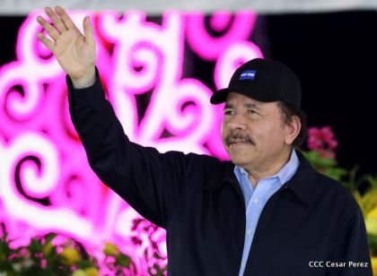 Antorcha Centroamericana es recibida por Daniel y Rosario