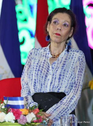 Antorcha Centroamericana es recibida por Daniel y Rosario