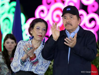 Antorcha Centroamericana es recibida por Daniel y Rosario