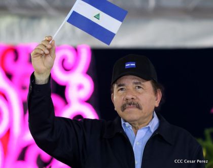 Antorcha Centroamericana es recibida por Daniel y Rosario