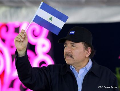 Antorcha Centroamericana es recibida por Daniel y Rosario