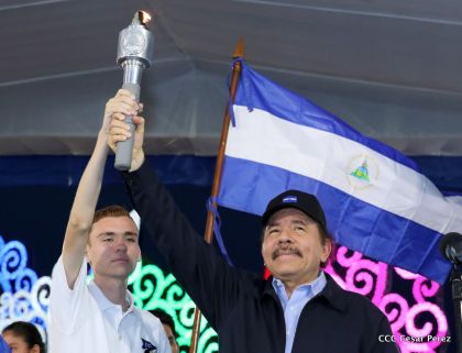 Antorcha Centroamericana es recibida por Daniel y Rosario