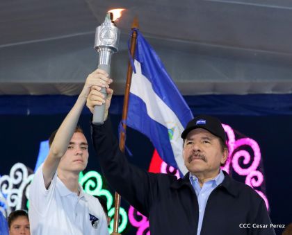 Antorcha Centroamericana es recibida por Daniel y Rosario