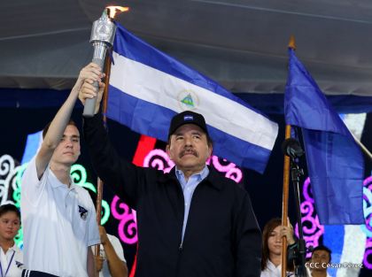 Antorcha Centroamericana es recibida por Daniel y Rosario