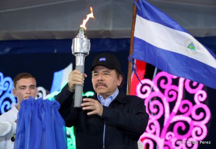 Antorcha Centroamericana es recibida por Daniel y Rosario