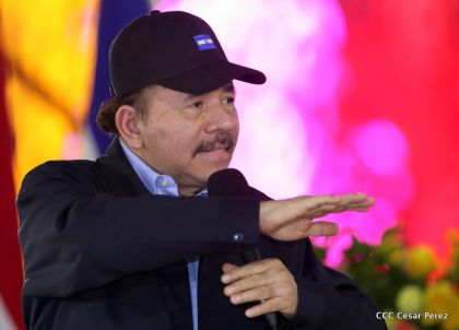 Antorcha Centroamericana es recibida por Daniel y Rosario