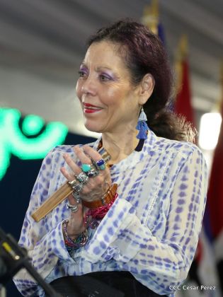 Antorcha Centroamericana es recibida por Daniel y Rosario