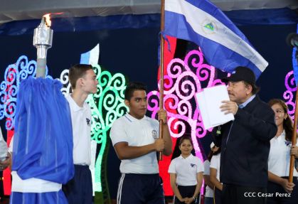 Antorcha Centroamericana es recibida por Daniel y Rosario