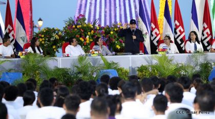 Antorcha Centroamericana es recibida por Daniel y Rosario
