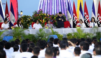 Antorcha Centroamericana es recibida por Daniel y Rosario