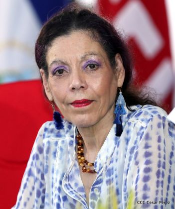 Antorcha Centroamericana es recibida por Daniel y Rosario