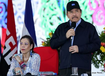 Antorcha Centroamericana es recibida por Daniel y Rosario