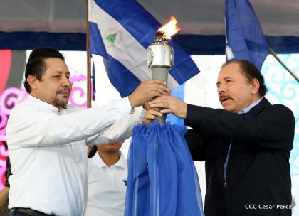 Antorcha Centroamericana es recibida por Daniel y Rosario
