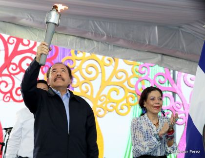 Antorcha Centroamericana es recibida por Daniel y Rosario