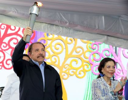 Antorcha Centroamericana es recibida por Daniel y Rosario