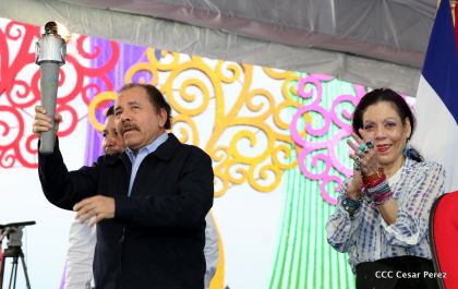 Antorcha Centroamericana es recibida por Daniel y Rosario