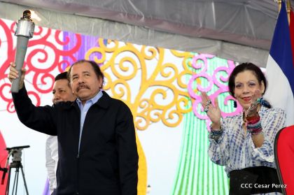 Antorcha Centroamericana es recibida por Daniel y Rosario